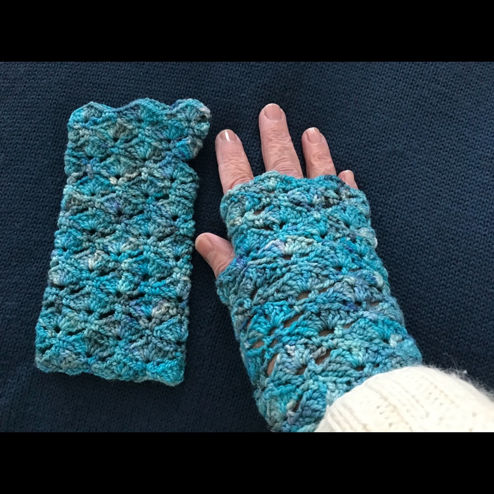 Fingerless hand made gloves